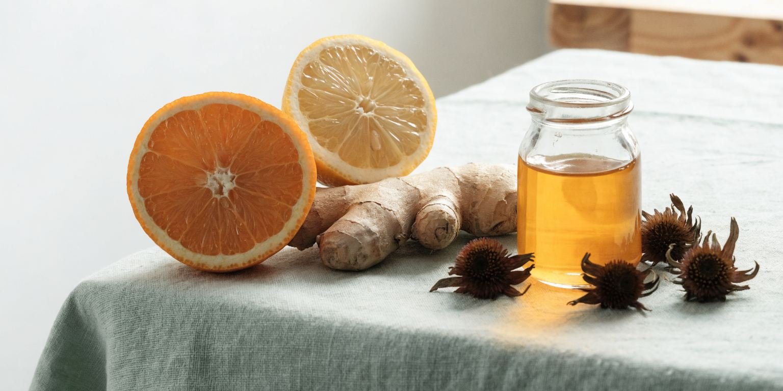 Bodegón de mañana con naranjas, limones, jengibre, miel y equinácea