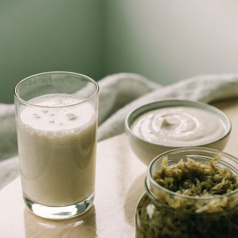 Vaso de kéfir, yogur natural y tarro de chucrut, alimentos fermentados