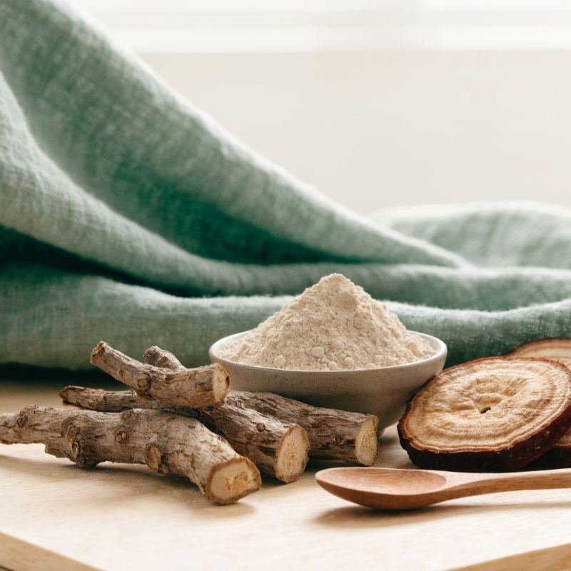 Raíz y polvo de ashwagandha junto a láminas de reishi sobre madera clara