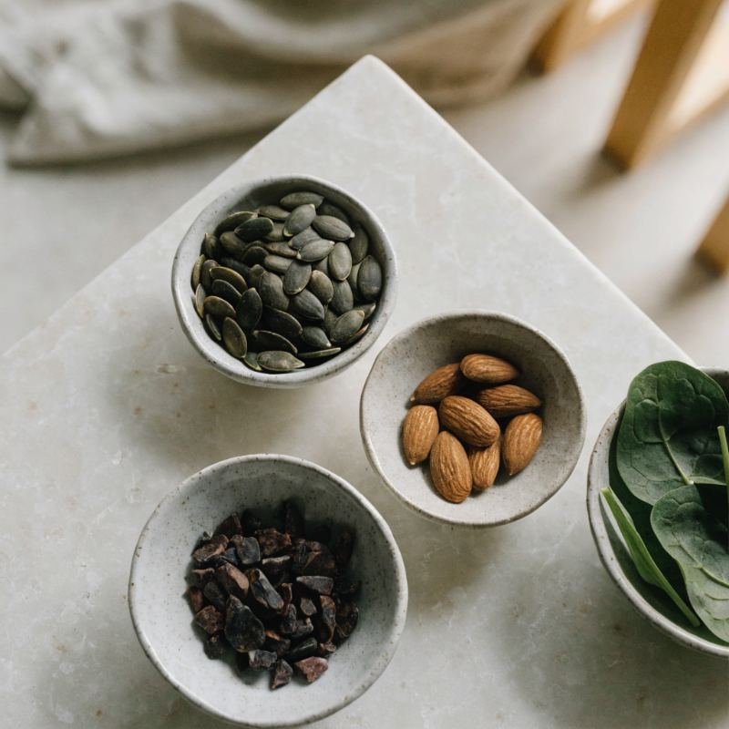 Pipas de calabaza, almendras, cacao y espinacas, alimentos ricos en magnesio